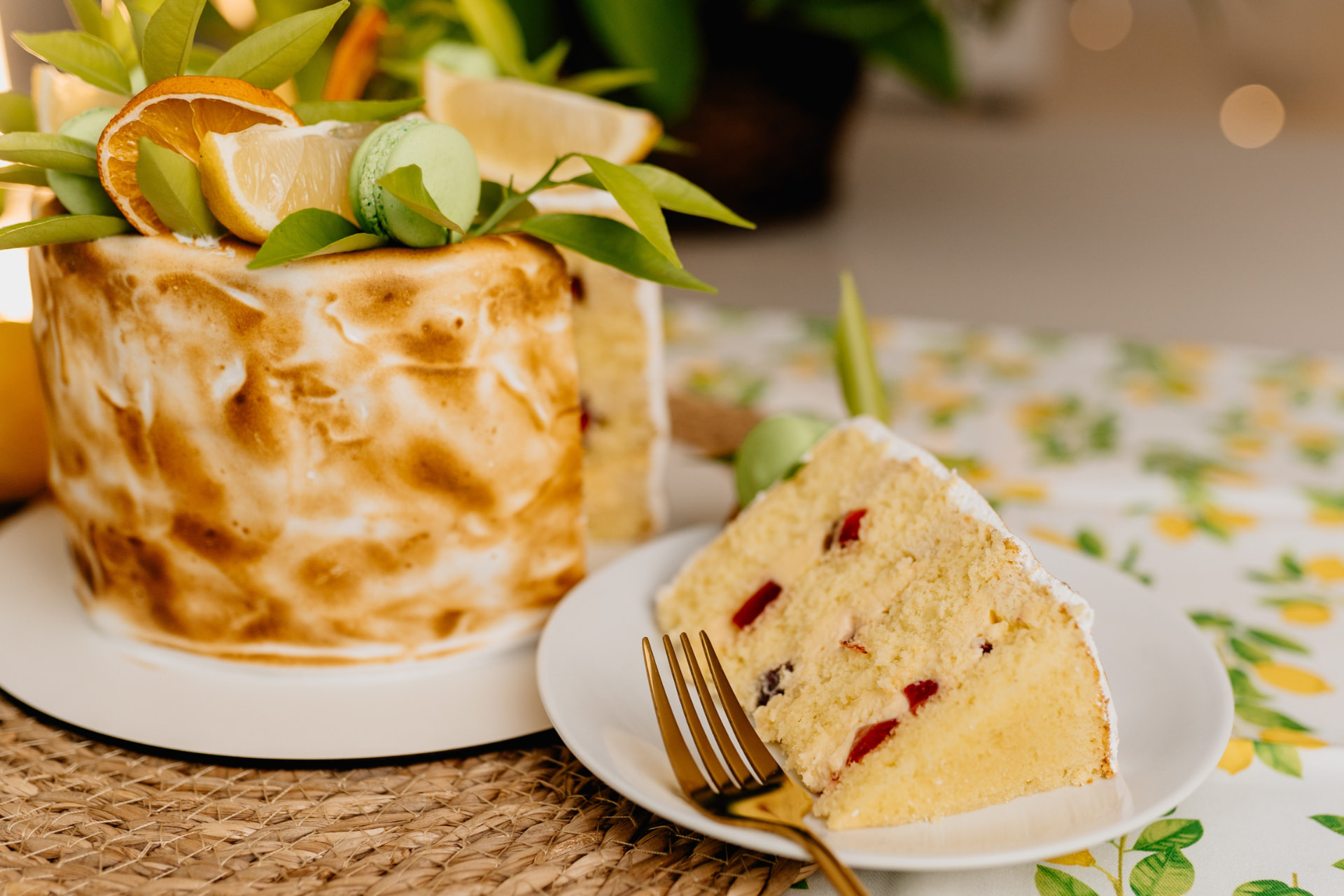 Bolo francês coberto de merengue tostado com fatia servida à frente